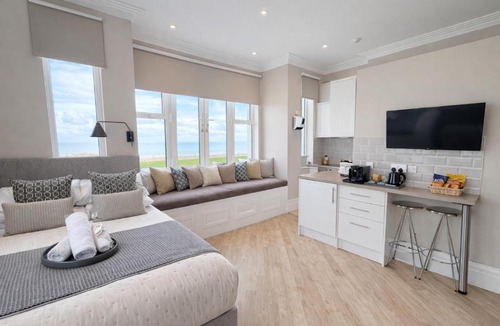 Littlestone-on-Sea Apartment | Beachfront Studio with Sea Views & AC, The Compact Coastal Crib