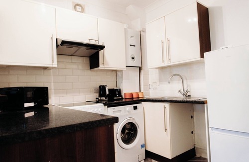 Southend-on-Sea Cabin | Beachside Apt with Free Parking