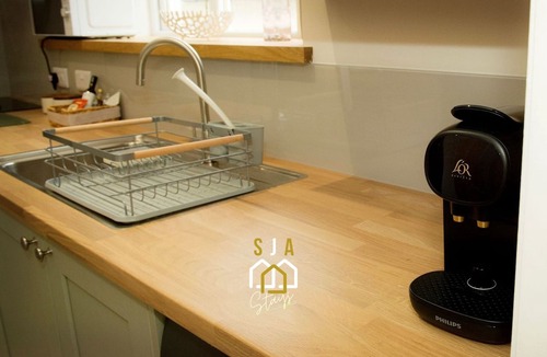 Cullen House | Beachside Cottage - SJA Stays - Modern 3 Bedroom