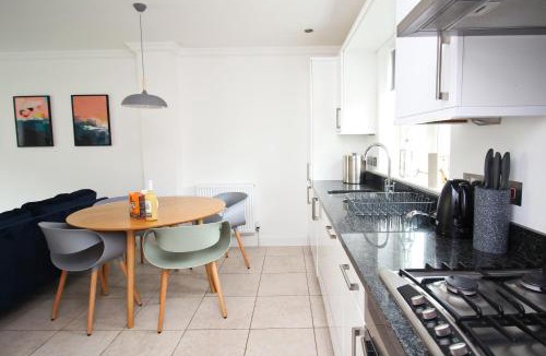 Treyarnon House | BEACHSIDE modern home, dogs welcome