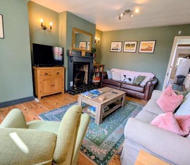 Briston House | Beaconsfield Cottage