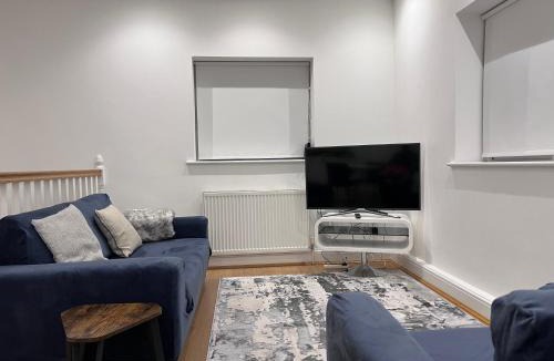 Cobham Apartment | Beautiful 1 BED Serviced APARTMENT COBHAM Town Centre