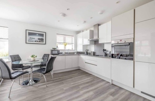 Runnymede Condo | Beautiful 2 Bed/2 Bath/Parking - By Tempstay
