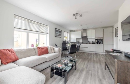 Runnymede Condo | Beautiful 2 Bed/2 Bath/Parking - By Tempstay