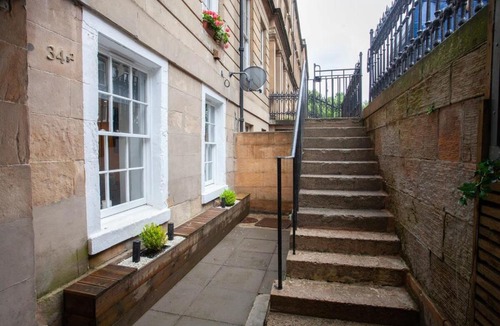 Kelvinbridge Apartment | Beautiful 2 Bed Flat with a Private Terrace