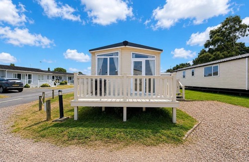Oulton Broad House | Beautiful caravan on a fantastic holiday park in Lowestoft ref 12099B