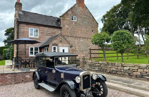 Cauldon Low House | Beautiful Cosy Rustic Farmhouse Alton Towers Peaks