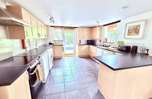 Lifton Cottage | Beautiful Devon Cottage with Wood Burner & Private Garden