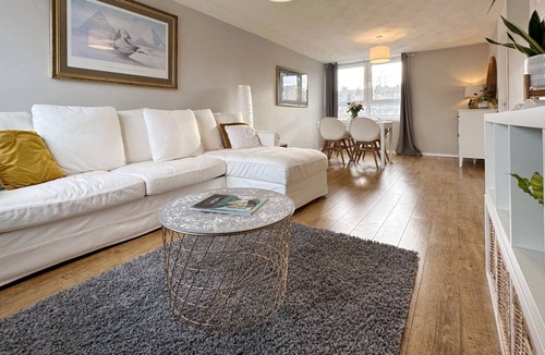 Linlithgow Apartment | Beautiful & Elegant 2BD Scandi Style Duplex