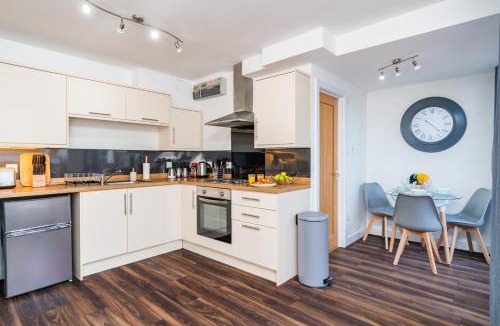 Andover Apartment | Beautiful Flat Town Centre 55 inch Smart TV + Netflix