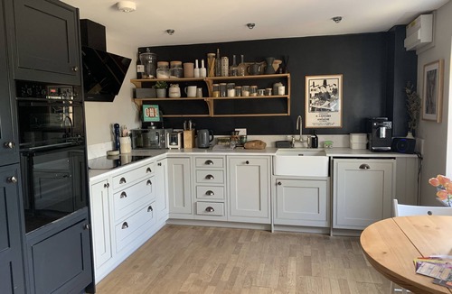 Alvescot House | Beautiful, Spacious Cotswold Stone Home Away From Home