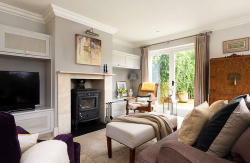 Lychpit House | Beautiful Village Country House, in Historic Old Basing with secluded garden