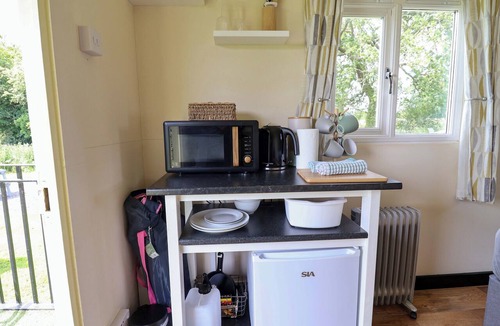 Loppington Cottage | BEE HAPPY, romantic, with a garden in Wem