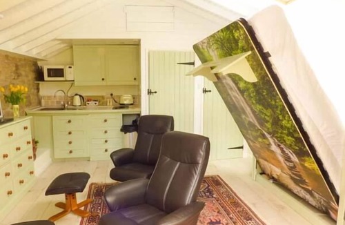 Malton Apartment | BEECH VIEW, character holiday cottage, with hot tub in Malton