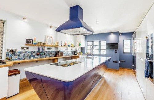 Severn Beach House | Belmont Deco Noir Entire Home