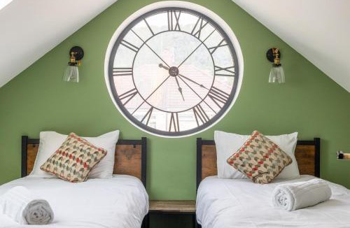 Severn Beach Apartment | Belmont Deco Noir Penthouse Wellness & Spa