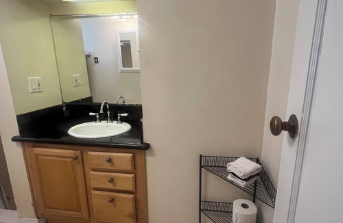 Maghull Apartment | Belmont shore studio, steps from the ocean and bay.
