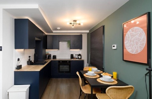 Plasnewydd Apartment | Benjamin Suite Modern 3BR Apartment with Parking