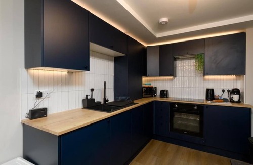 Plasnewydd Apartment | Benjamin Suite Modern 3BR Apartment with Parking