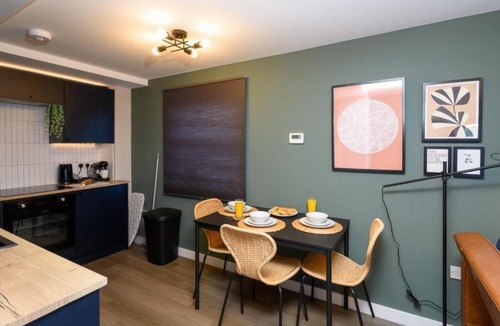 Plasnewydd Apartment | Benjamin Suite Modern 3BR Apartment with Parking