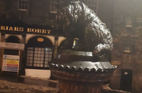 Old Town Bed & Breakfast | Beside Greyfiars Bobby Kirkyard, A Kingsize bed plus private livingrm.