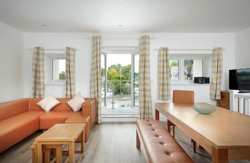 Wroxham House | Bewick Swan - Ukc2111