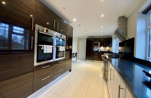 Binfield Ski Chalet | Binfield: Beautiful Five Bedroom House