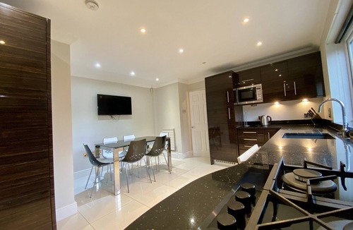 Binfield Ski Chalet | Binfield: Beautiful Five Bedroom House