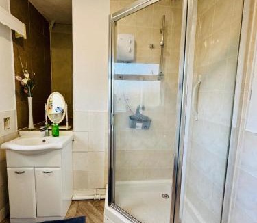 Kidderminster House | Birmingham 3 bedrooms- Sleeps 6- Free parking
