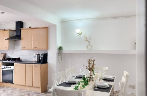 Great Barr House | Birmingham Contractor Stay, 5 Bed, Private Parking, Near M6, Groups