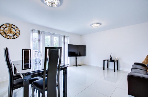 Dartford House | BLOOM -Modern & Spacious 4BDR Home -Free Parking