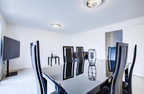 Dartford House | BLOOM -Modern & Spacious 4BDR Home -Free Parking