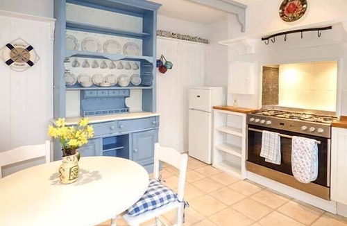 Torquay City Centre Cottage | BLUE HARBOUR COTTAGE, pet friendly, with a garden in Torquay