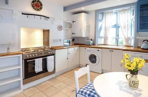 Torquay City Centre Cottage | BLUE HARBOUR COTTAGE, pet friendly, with a garden in Torquay