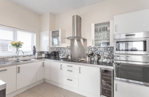 Southbourne Apartment | BLUE WATERS by BOURNECOAST -Penthouse Flat with Balcony -Partial Sea Views -9641