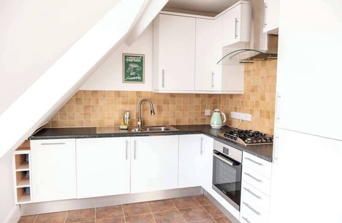 Boscombe Apartment | Boho Flat, Sleeps 8, Near Beach Ideal For Groups