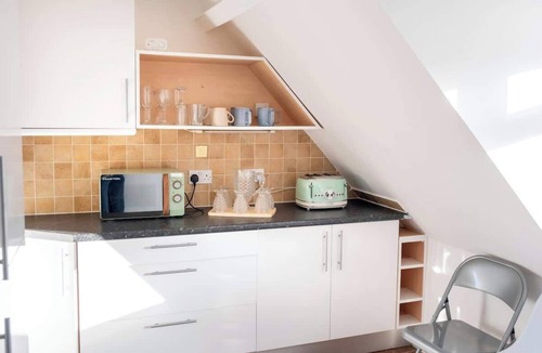 Boscombe Apartment | Boho Flat, Sleeps 8, Near Beach Ideal For Groups