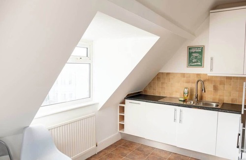 Boscombe Apartment | Boho Flat, Sleeps 8, Near Beach Ideal For Groups
