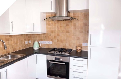 Boscombe Apartment | Boho Flat, Sleeps 8, Near Beach Ideal For Groups