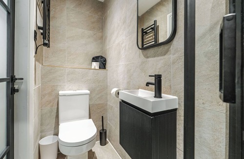RopeWalks Apartment | Bold St | Skylight Charm with Fireplace | King Bed