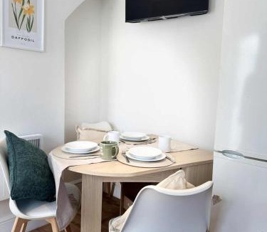 Swindon Apartment | Botanica convenient centre Stay free parking