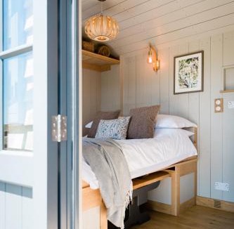 Launceston House | Boutique Cornish Shepherd's Hut with Hot Tub