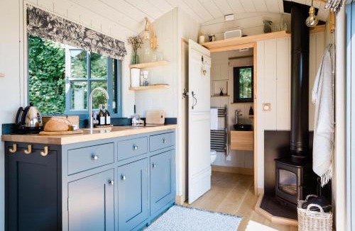 Launceston House | Boutique Cornish Shepherd's Hut with Hot Tub