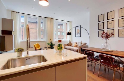 Cathedrals Apartment | BR10 - Stylish 2-Bed in the Heart of Borough