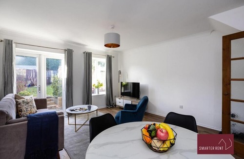 Bracknell House | Bracknell -Garden Driveway Parking 2Bed