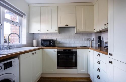 Bracknell House | Bracknell -Garden Driveway Parking 2Bed