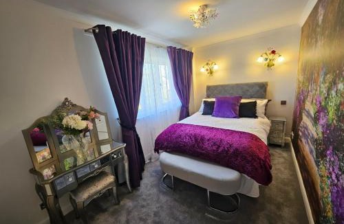 Auchengray House | Braveheart Haven: 4BD Retreat with Hot Tub