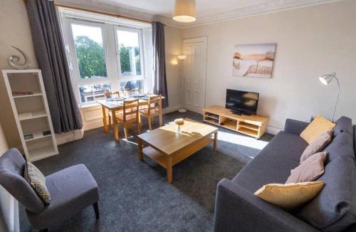 Glenisla Apartment | ☆ Bright, 2 Bedroom West End Apartment ☆