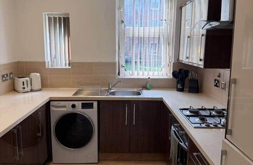 Shawlands Apartment | Bright 3-BR Flat Sleeps 6 + Parking | Queens Park