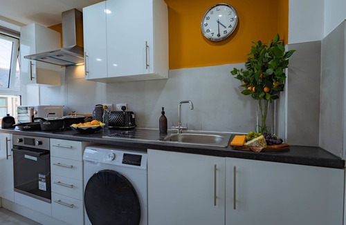 Roath House | Bright 3BR Duplex Steps from Shops & Dining